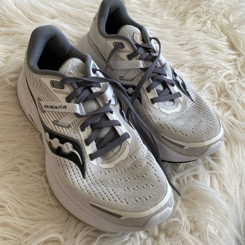 Saucony Women's Light Gray and Black Guide 15 Running Shoes